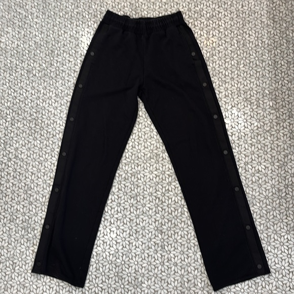 ALO Yoga Pants - Women's Alo Yoga Courtside Tearaway Trackpants in Black, Size S